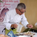 Lo Chef stellato Fabio Zago alle prese con la preparazione della cipolla